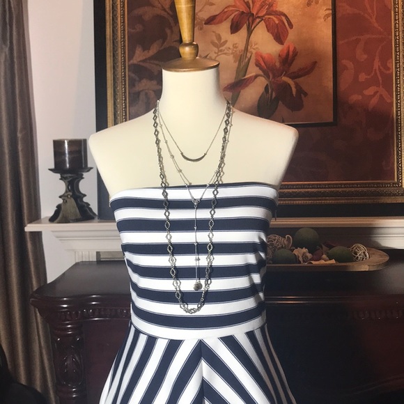 🌸🌼🌺 The Limited Strapless Dress 🌸🌼🌺 - Picture 3 of 7